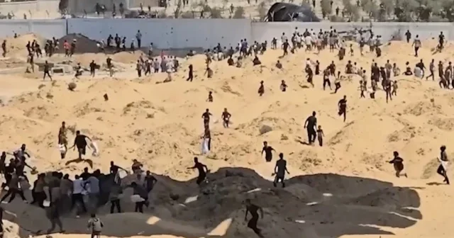 İsrail in açlığa mahkum ettiği Filistinliler paraşütle indirilen insani yardım malzemelerine akın etti VİDEO İZLE