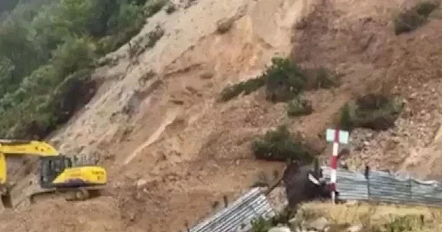 Rize Boğaz Yaylası yolunda heyelan anı kamerada VİDEO İZLE