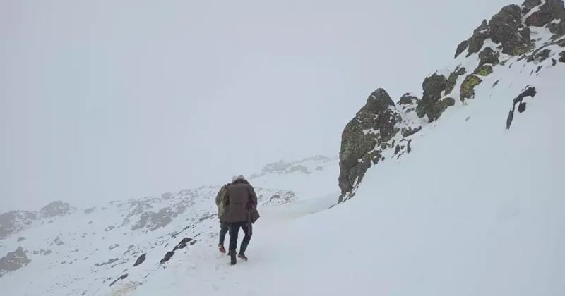 Kar kalınlığı 30 santimetreyi buldu! Sürüsüyle mahsur kalan çoban kurtarıldı