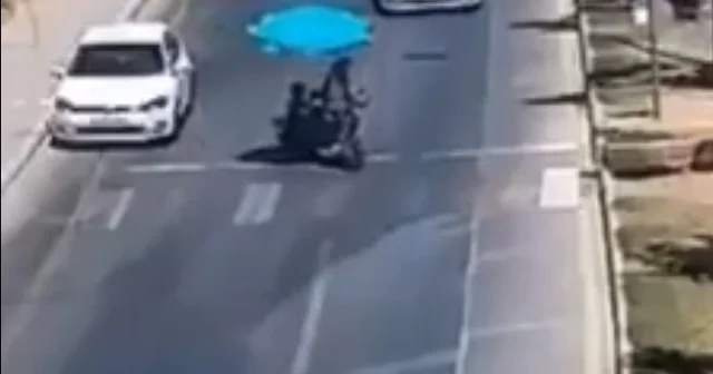 Otomobilin, yaya geçidinde motosiklete çarptığı kaza kamerada Mersin Haberleri