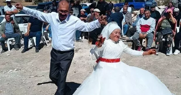 Mersin haberleri Mersin de 40 yıl sonra 9 torunla düğün yaptılar 22 Eylül 2025