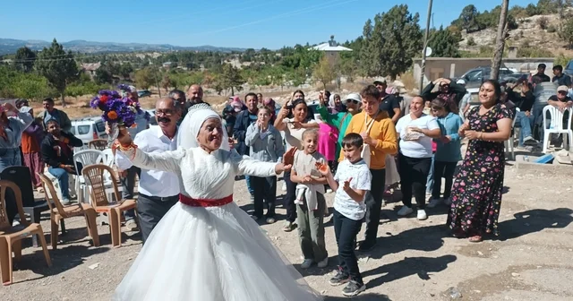 4 çocuk 9 torun sahibi çift, düğün yaparak 40 yıllık hayallerini gerçekleştirdi Mersin Haberleri