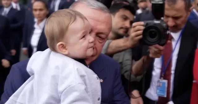 ABD’de Mahir bebekten Cumhurbaşkanı Erdoğan’a yürek ısıtan karşılama: Yanağından makas alarak sevdi VİDEO İZLE