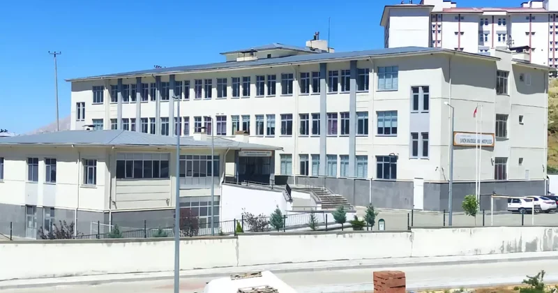 Okulun aylardır hem suyu hem de elektriği yok