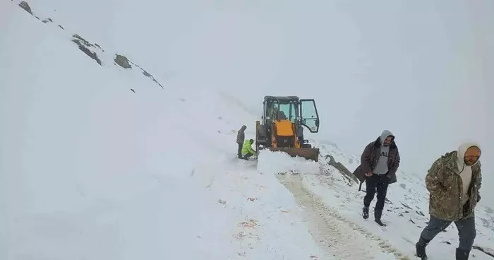 Bayburt ta kar yağışı çobanı mahsur bıraktı