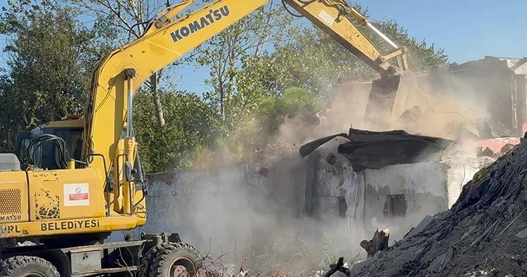 Sosyal medyanın konuştuğu belalı mahallede dönüşüm başladı! Ekskavatörlerle girildi... Emniyet müdürü net konuştu: Hepsini yıkacağız