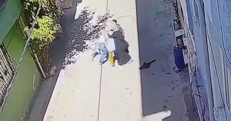 Bursa da 3 kadın, kucağında çocuğu olan anneyi tekme tokat darp etti