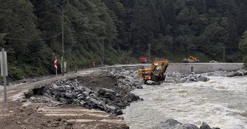 Sel nedeniyle kapanan Çamlıhemşin Ayder yolu yeniden ulaşıma açıldı