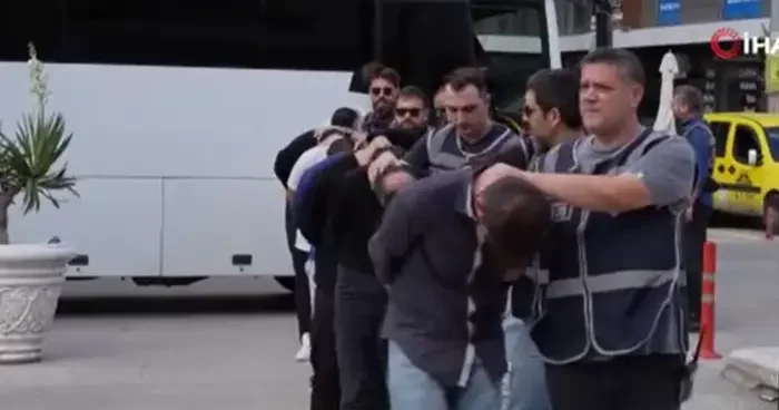 Şehit ailesini dolandırmışlardı... Böyle getirildiler! 10’u tutuklandı