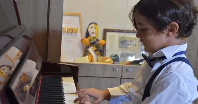 6 yaşındaki Yusuf un piyano yeteneği; Beethoven ve Mozart ın eserlerini ustalıkla çalıyor İzmir Haberleri