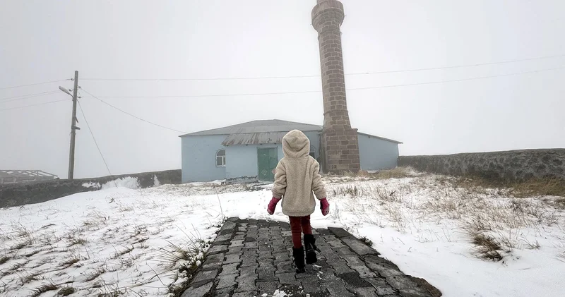 Ardahan ve Kars ta eylül sürprizi: Yükseklere kar yağdı