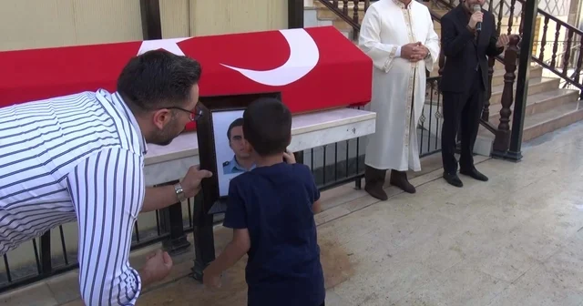 Kalp krizinden ölen polis babasını son yolculuğuna fotoğrafını öpüp, uğurladı Hatay Haberleri