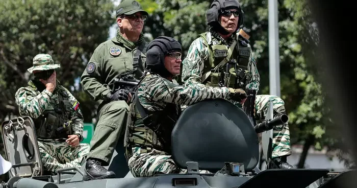 Venezuela da ABD ye karşı savaş hazırlığı! Ordu sokaklara indi, halkı selamladı