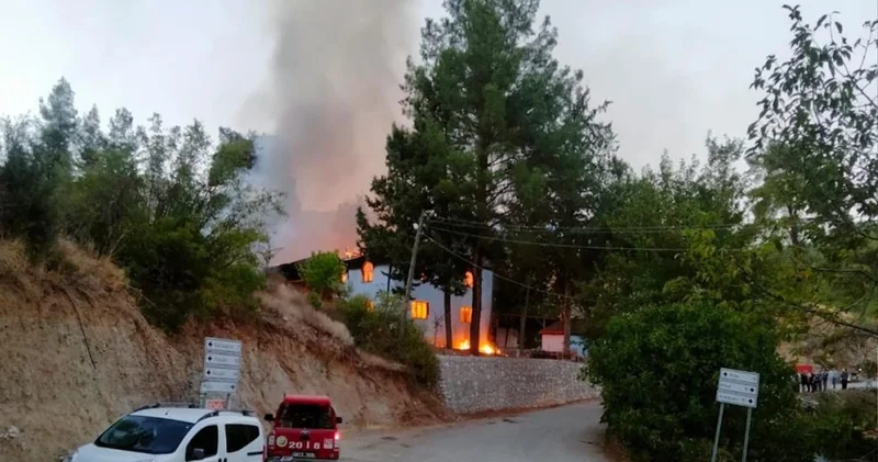 Denizli de elektrik kontağından çıkan yangın camiyi küle çevirdi