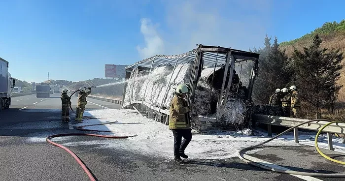 Yer: İstanbul! Seyir halindeyken tır alev aldı