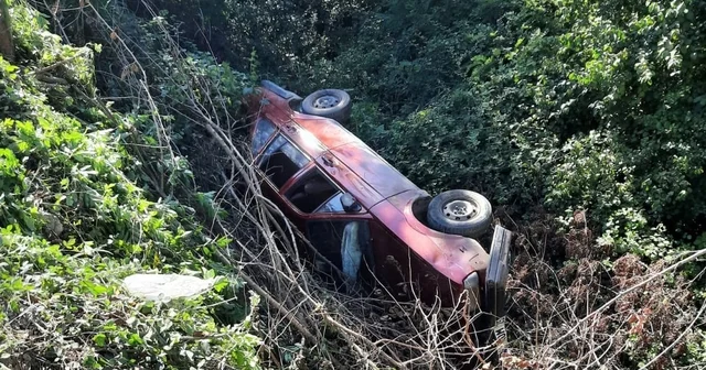 Sakarya da otomobil şarampole devrildi: Aynı aileden 5 yaralı Sakarya Haberleri