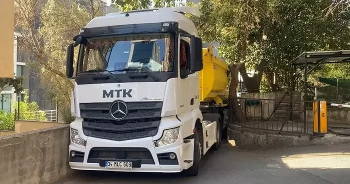 Kadıköy’de hafriyat kamyonu ara sokakta sıkıştı