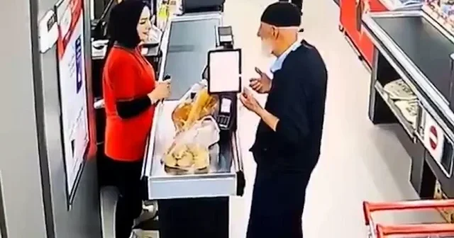 Kasada gönüllere dokunan an: Yaşlı amcanın genç kasiyere duası kalpleri ısıttı VİDEO İZLE