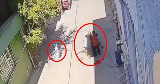 Kucağında çocuğuyla yürüyen anneyi 3 kadının darbettiği anlar kamerada Bursa Haberleri