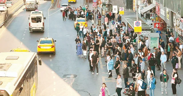 İstanbullu yolda kaldı: Otobüsler 6 saat sonra sefere başladı Gündem Haberleri