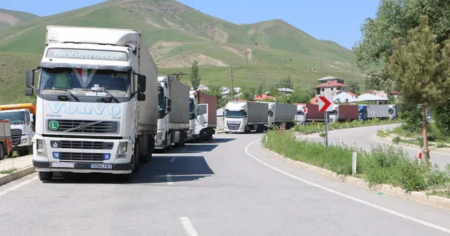 Türkiye İran sınırında 3 kilometrelik TIR kuyruğu Hakkari Haberleri