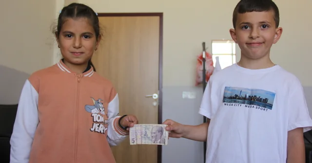 Kantinden aldığı parayı üstündeki yazıdan etkilenince sahibine teslim etti Sivas Haberleri
