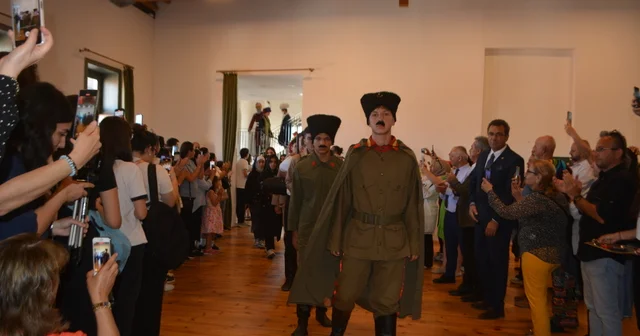 Balıkesir de öğrenciler tuvale çizdikleri karakterleri kostümlerle canlandırdı Balıkesir Haberleri