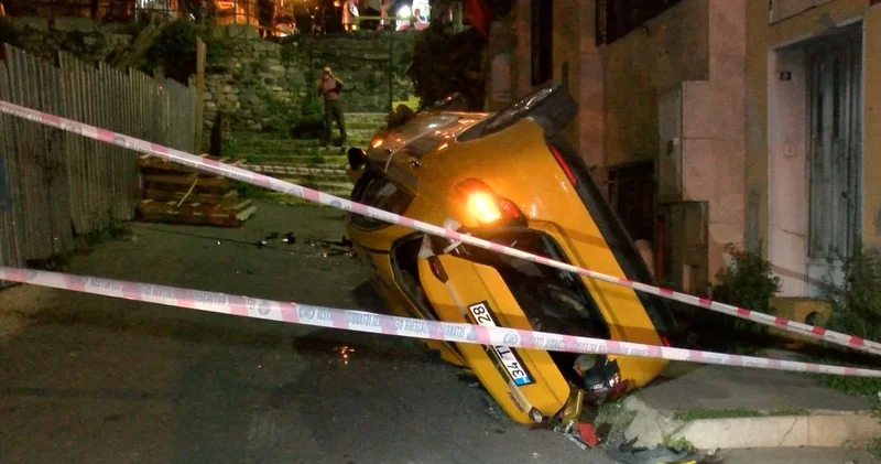 Taksi 10 metreden uçup sokağa düştü, market kamerası kaydetti