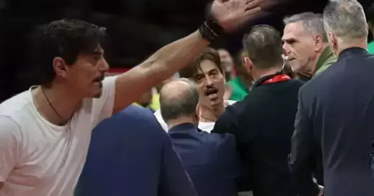 Panathinaikos Başkan Dimitrios Giannakopoulos, Fenerbahçe Beko maçında çıldırdı: Taraftara hareket çekti, oyuncularla tartıştı!