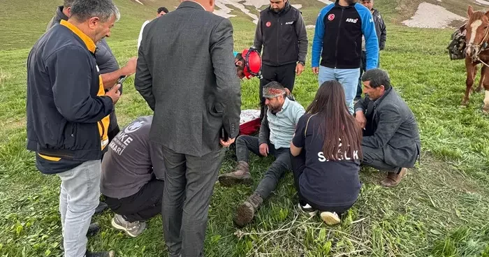 Yüksekova da ot toplarken bayılan genç için ekipler seferber oldu