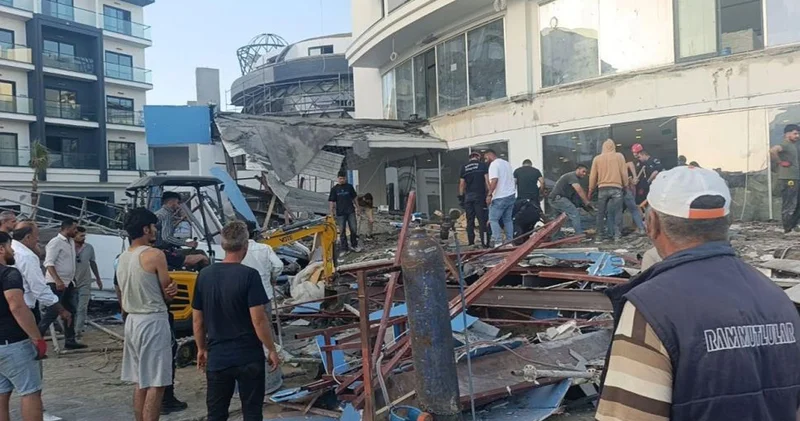 Otel inşaatının balkonu göçtü: İşçiler canını son anda kurtardı
