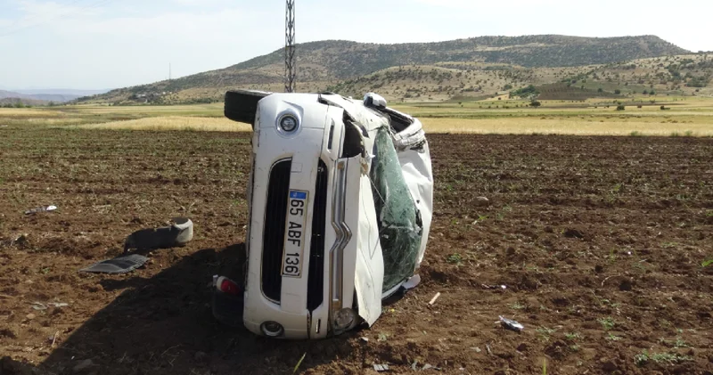 Hafif ticari araç, şarampole yuvarlandı: 1 ölü, 2 yaralı