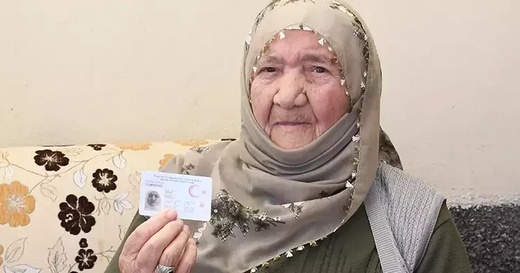 Yaşını tahmin etmeniz çok zor! Makbule Nine nin doğum tarihini duyanlar şaşkına dönüyor... Sağlık çalışanları doğum günü sürprizi yaptı