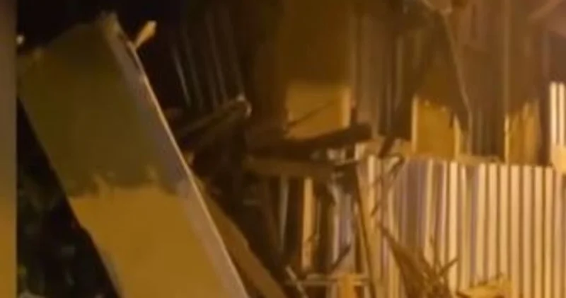 İstanbul un tarihi ilçesi Fatih te ahşap bina çöktü Son dakika haberleri