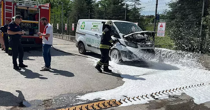 Gebze de bitkisel yağ yüklü minibüs yandı