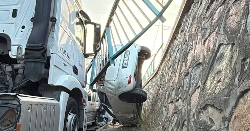 Kocaeli de istinat duvarından alt sokağa düşen otomobil asılı kaldı
