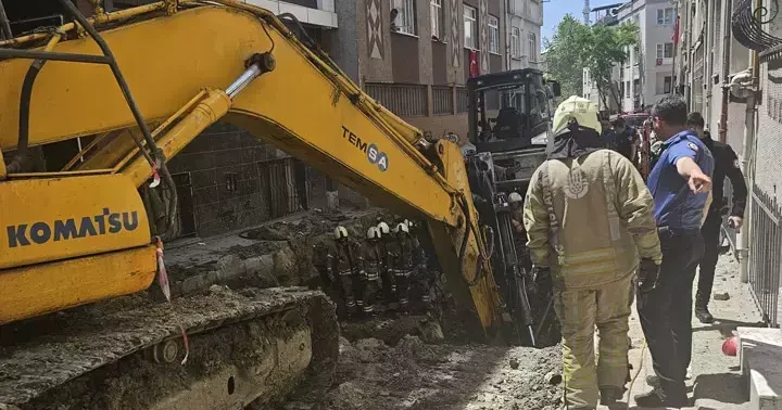 Bayrampaşa da yol çöktü: 1 kişi mahsur kaldı