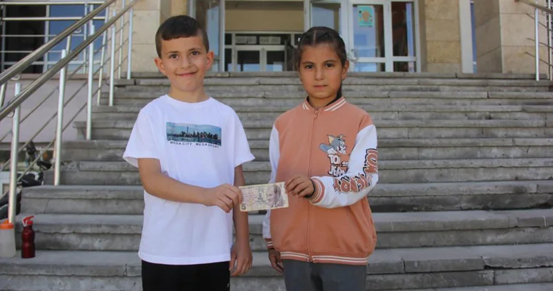 9 yaşındaki öğrenciden duygulandıran davranış! Paranın üzerindeki yazıdan sahibine ulaştı