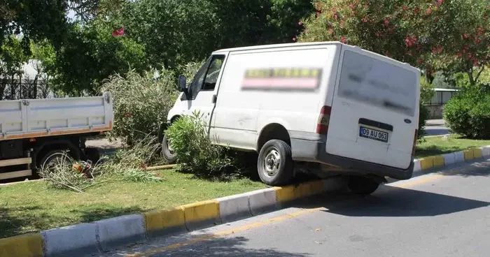 Hakimiyeti kaybolan minibüs refüjde asılı kaldı