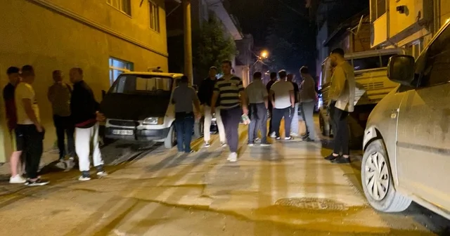 Balta ile sokaklarda dehşet saçan alkollü maganda, polis uyarı ateşiyle yakaladı; o anlar kamerada Bursa Haberleri