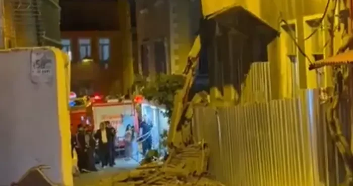 Fatih’te deprem hasarlı 2 katlı metruk bina çöktü