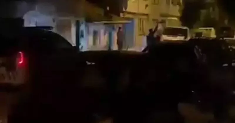 Balta ile sokaklarda dehşet saçan alkollü maganda, polis uyarı ateşiyle yakalandı; o anlar kamerada