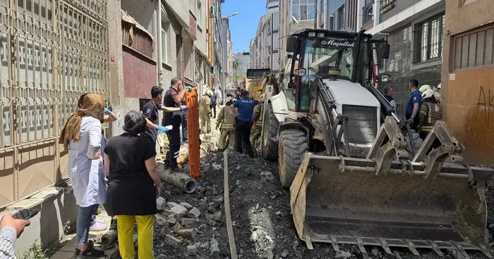 Bayrampaşa da kanalizasyon çalışması sırasında bir işçi göçük altında kaldı