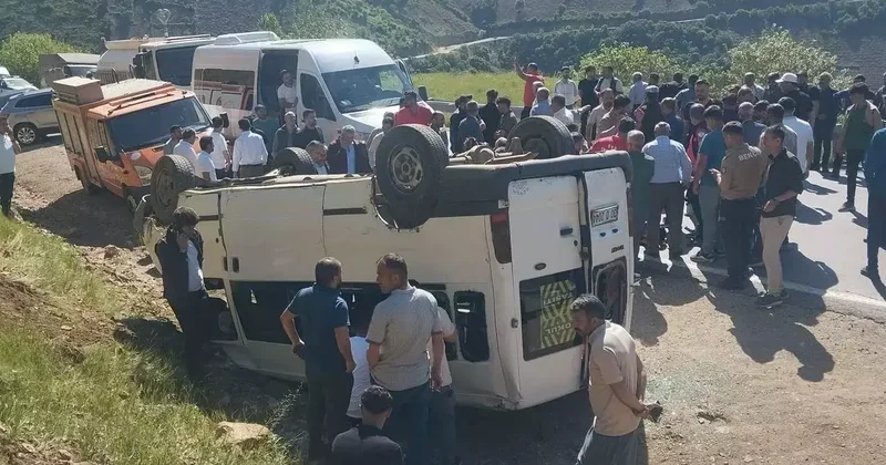 Hakkari de servis minibüsü takla attı; 13 ü öğrenci 14 yaralı
