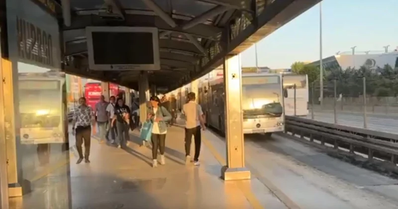 Avcılar da metrobüs arıza yaptı, yolcular çareyi yürümekte buldu