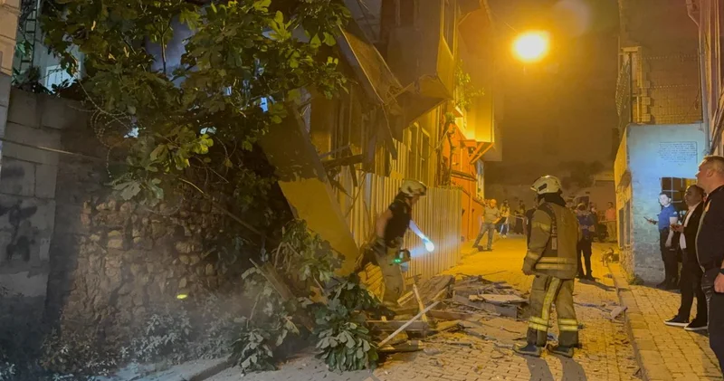 Fatih’te metruk bina çöktü: Enkazda arama yapılıyor
