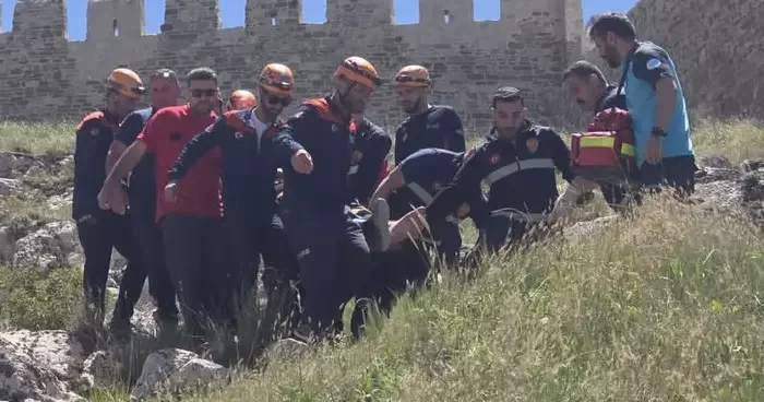 Van Kalesi nde kayalıklarda mahsur kalan şahıs kurtarıldı