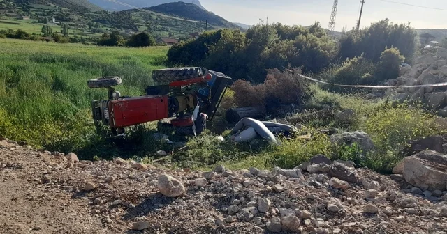 Burdur da devrilen traktörün altında kalan çocuk öldü, 4 kişi yaralandı Burdur Haberleri