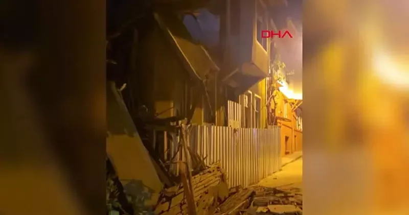 Fatih te ahşap bina çöktü