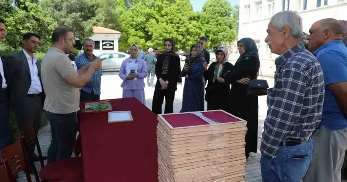Elazığ’da üreticilere ipek böceği larvası dağıtıldı